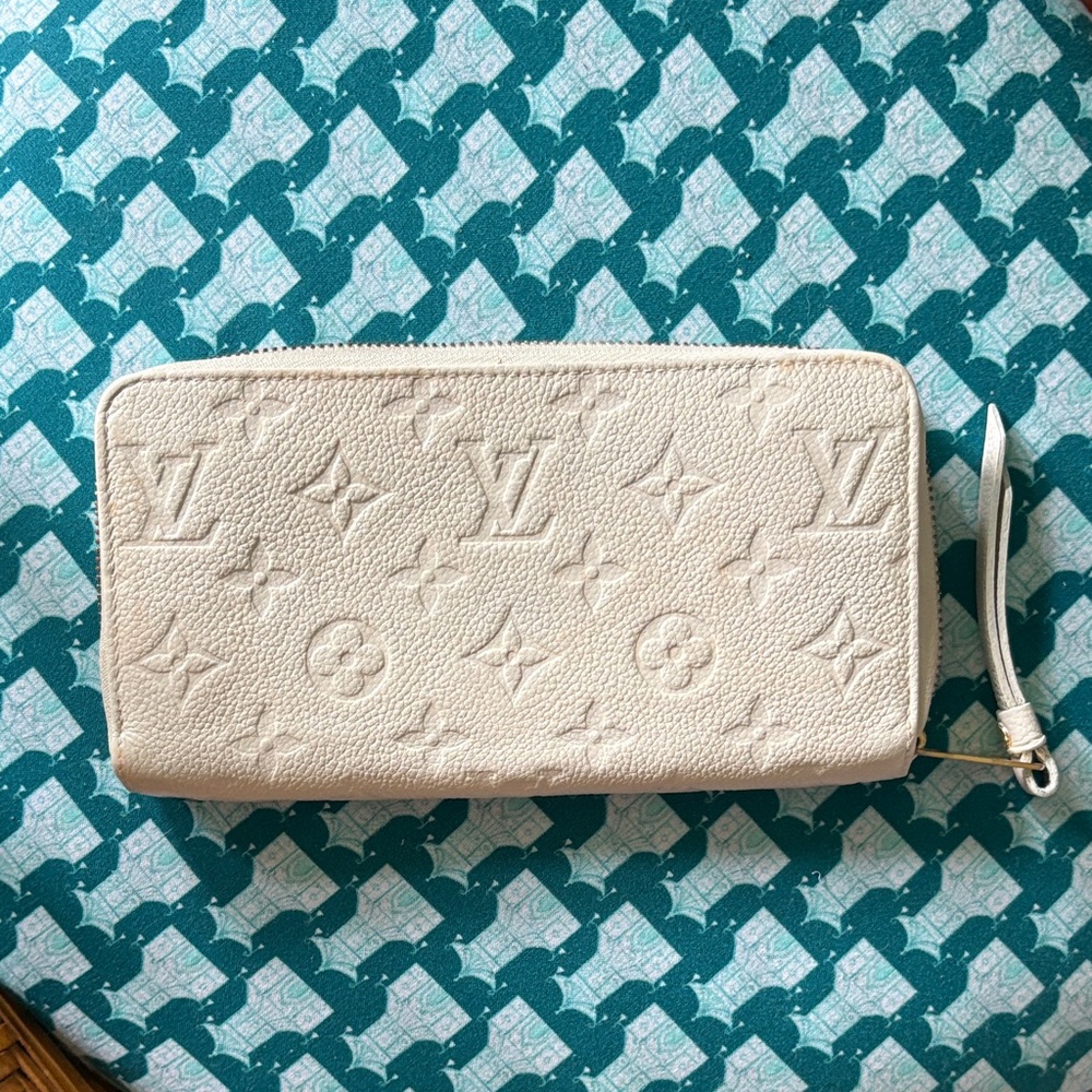 Louis Vuitton Zippy Wallet in Monogram Empreinte Leather – Ivory / Cream